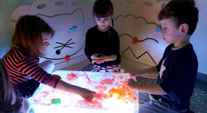 Zabawa polisensoryczna galaretką