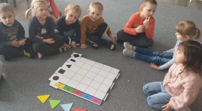 Kodowanie na dywanie w grupie „Misie”