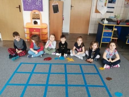 Kodowanie na dywanie w grupie „Żabki”. Wielkość i kształt