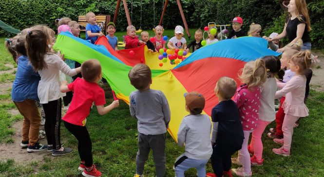 Dzień Dziecka – zabawy z chustą 👧🧒🎈