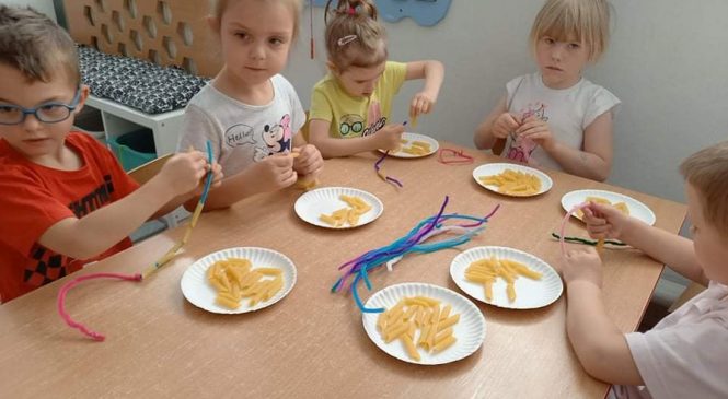 Zabawy manipulacyjno – sensoryczne w gr. Żabki i Wiewiórki 😊😊😊