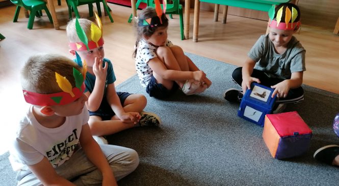 W indiańskiej wiosce – gr. „Słoneczka” i „Motylki” ☀️🦋