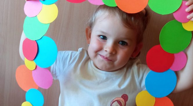 Kropkowa fotobudka – gr. „Słoneczka” ☀️📸🟢🟡🔴