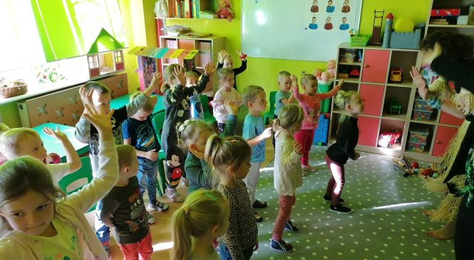 Warsztaty muzyczne „Dźwięki lasu” – gr. „Słoneczka” i „Motylki” ☀️🦋🎶