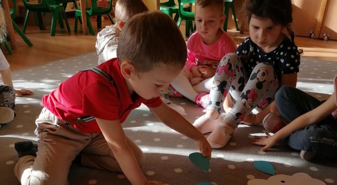 Idzie jesień… z deszczem – gr. „Słoneczka” ☀️🌧️💧