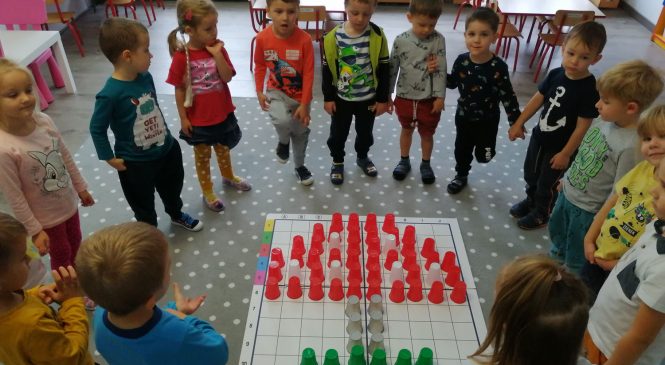 Kodowanie na dywanie w grupie Żabki