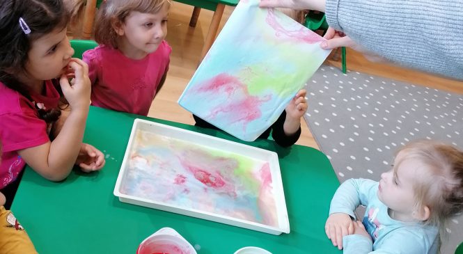 Malowanie na mleku – gr. „Słoneczka” ☀️🐄🎨