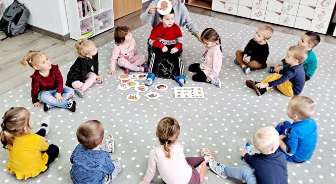 Jesienne kodowanie na dywanie w grupach „Misie” i „Króliczki”