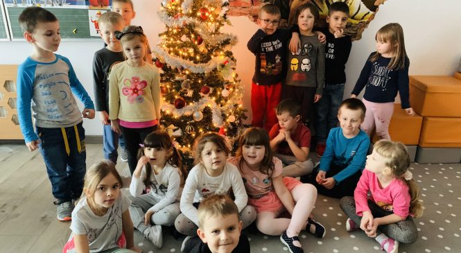 Przedszkolaki z grupy „Tygrysy” przywitały w swojej sali🎄choinkę🎄