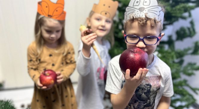 Przy paśniku w „Krasnalowym Lesie”