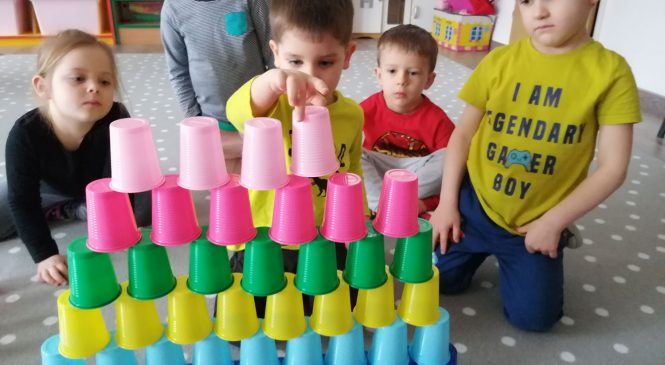 Kodowanie na dywanie w grupie Żabki