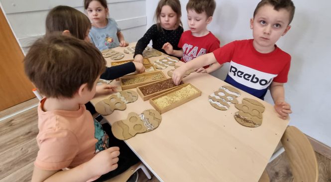 ,,Zimowe rękawiczki, czyli eko-praca plastyczna” w gr. Wiewiórki