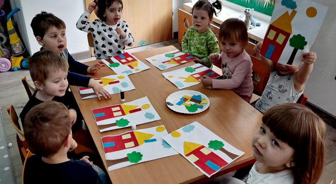 Budujemy domki – czyli praca plastyczna wykonana przez dzieci z grupy „Króliczki”🐰🏠