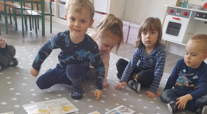 Dzieci z grupy „Misie” „odwiedziły” zwierzęta z wiejskiego podwórka. 🐑🐖🐎