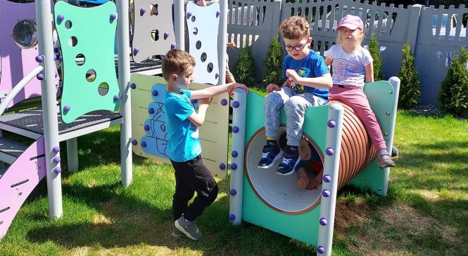 Nasze przedszkolne podwórko grupa Żabki