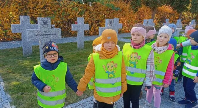 Wyjście na cmentarz – gr. Wiewiórki i Pszczółki 🐿️ 🐝