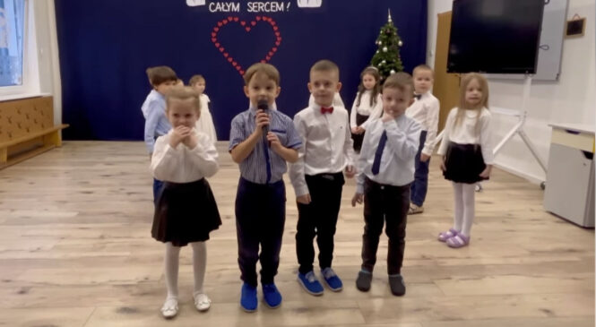 Dzieci z grupy “Motylki” przygotowały występ dla Babć i Dziadków