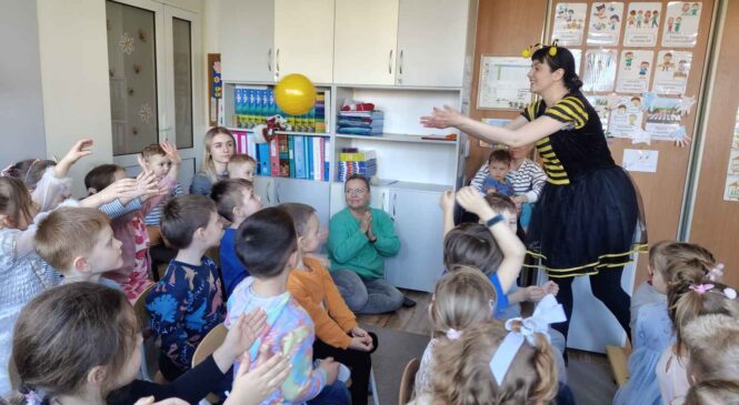 Teatrzyk w przedszkolu – spektakl pt. „Pszczółki z Miodowej Polanki”