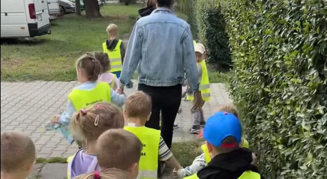 Spacer przedszkolaków i bezpieczeństwo na drodze