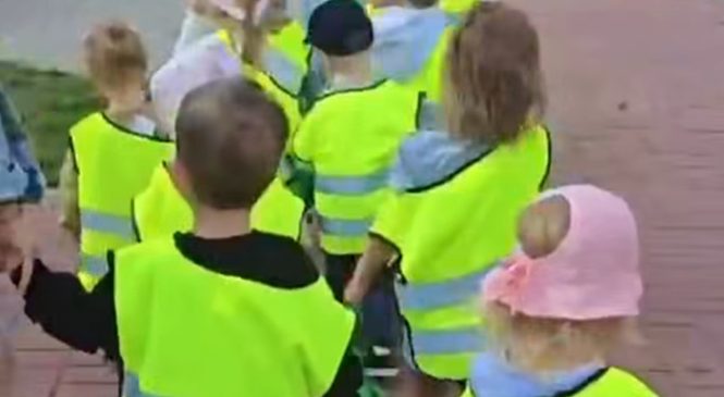 Pierwszy spacer i zabawy „Króliczków”
